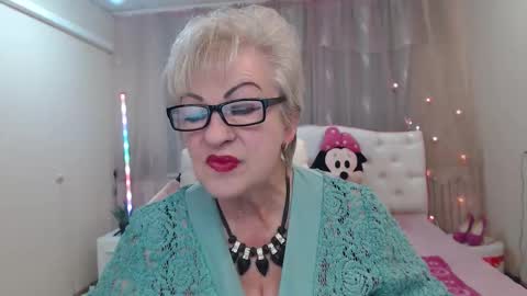 kaylesmoll online show from September 13, 2025, 6:40 pm