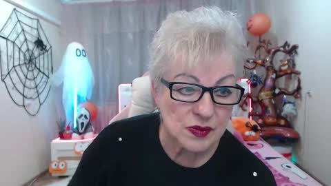 kaylesmoll online show from November 4, 2025, 7:46 pm