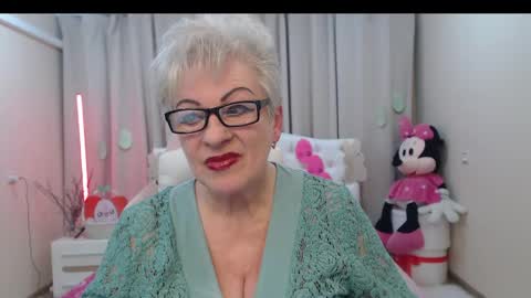 kaylesmoll online show from April 14, 2026, 7:09 pm