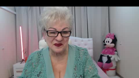 kaylesmoll online show from April 21, 2026, 7:06 pm