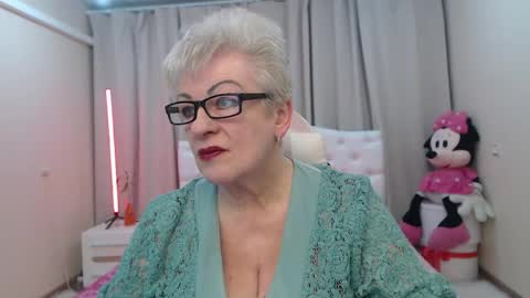 kaylesmoll online show from April 22, 2026, 6:53 pm