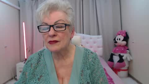 kaylesmoll online show from April 28, 2026, 2:27 am