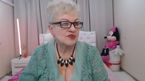 kaylesmoll online show from May 12, 2026, 6:38 pm