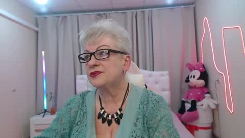 kaylesmoll online show from May 19, 2026, 6:36 pm