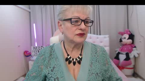 kaylesmoll online show from May 27, 2026, 1:57 am