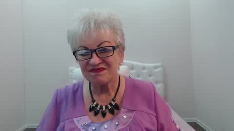 kaylesmoll online show from July 19, 2026, 7:17 pm