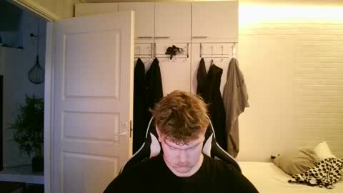 Snapshot of kayttajaviides5 chatting on November 6, 2025, 7:53 am Aatu online show from November 6, 2025, 7:53 am