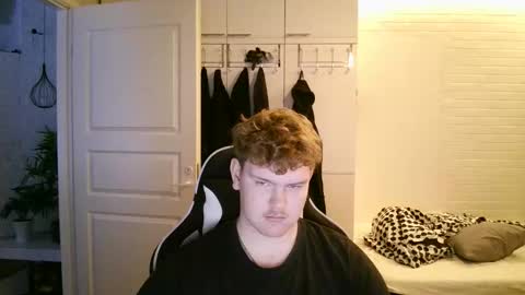 Snapshot of kayttajaviides5 chatting on November 21, 2025, 8:24 am Aatu online show from November 21, 2025, 8:24 am