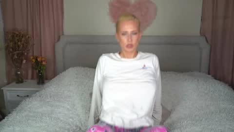 EliandKylie online show from December 1, 2025, 3:33 am