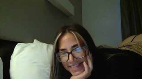 kekes2015 online show from October 13, 2025, 2:11 am