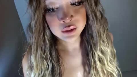 Snapshot of kellyclarksonx chatting on June 10, 2026, 12:04 pm its me KELLY online show from June 10, 2026, 12:04 pm