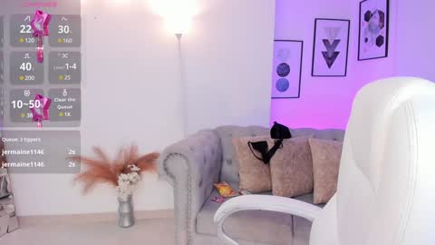 Kendall Jenner online show from December 10, 2024, 5:28 am