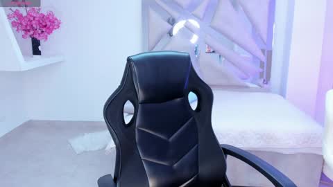 Kendall Jenner online show from February 6, 2025, 8:39 am