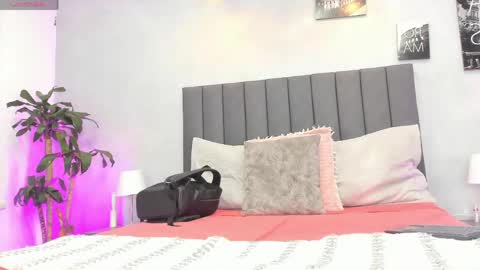 Snapshot of kendra_london chatting on May 13, 2026, 11:29 am Kendra London online show from May 13, 2026, 11:29 am
