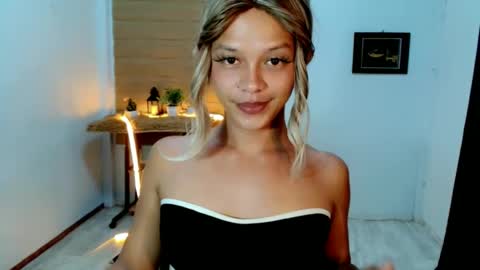 kendra_lunaxx online show from May 20, 2026, 11:00 pm