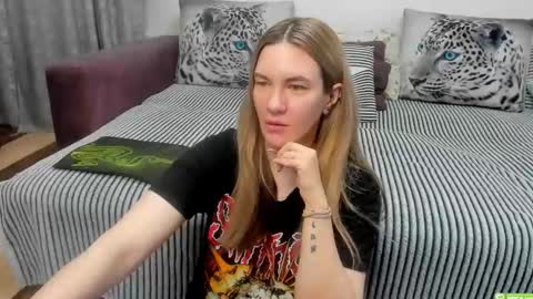 Snapshot of kendra_xx_ chatting on May 25, 2026, 11:44 pm Kendra online show from May 25, 2026, 11:44 pm