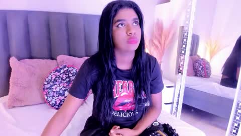 kendrachavez_ online show from November 17, 2025, 10:37 pm