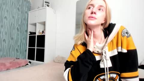 Snapshot of kenziedawton chatting on December 7, 2024, 4:42 am Kenzie online show from December 7, 2024, 4:42 am