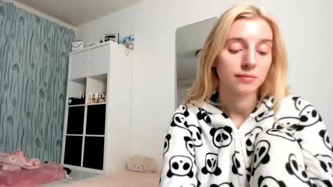 Snapshot of kenziedawton chatting on January 10, 2025, 5:15 am Kenzie online show from January 10, 2025, 5:15 am