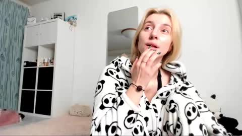 Snapshot of kenziedawton chatting on January 18, 2025, 5:10 am Kenzie online show from January 18, 2025, 5:10 am