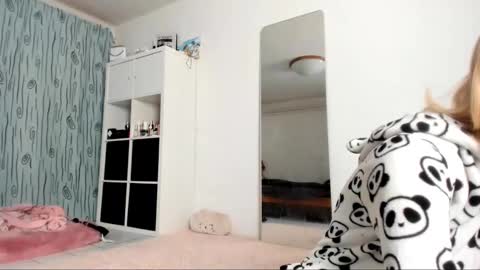 Snapshot of kenziedawton chatting on January 19, 2025, 5:05 am Kenzie online show from January 19, 2025, 5:05 am