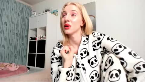 Snapshot of kenziedawton chatting on January 27, 2025, 5:14 am Kenzie online show from January 27, 2025, 5:14 am