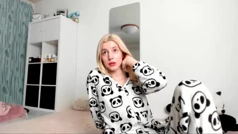 Snapshot of kenziedawton chatting on January 31, 2025, 5:19 am Kenzie online show from January 31, 2025, 5:19 am