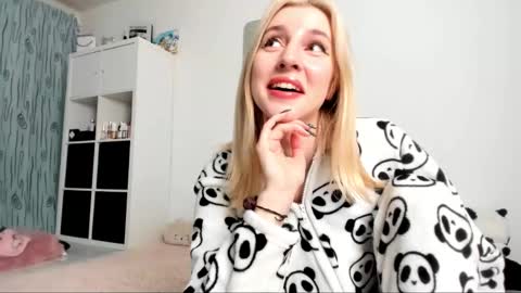 Snapshot of kenziedawton chatting on February 3, 2025, 5:29 am Kenzie online show from February 3, 2025, 5:29 am