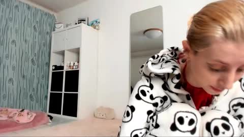 Snapshot of kenziedawton chatting on February 6, 2025, 5:03 am Kenzie online show from February 6, 2025, 5:03 am