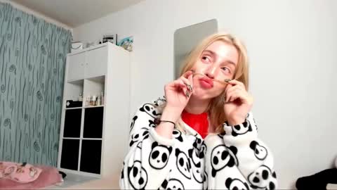 Snapshot of kenziedawton chatting on February 8, 2025, 5:29 am Kenzie online show from February 8, 2025, 5:29 am