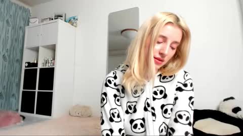 Snapshot of kenziedawton chatting on February 19, 2025, 5:49 am Kenzie online show from February 19, 2025, 5:49 am