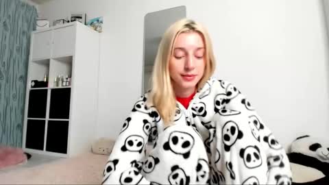 Snapshot of kenziedawton chatting on February 22, 2025, 5:34 am Kenzie online show from February 22, 2025, 5:34 am