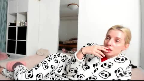 Snapshot of kenziedawton chatting on February 24, 2025, 6:16 am Kenzie online show from February 24, 2025, 6:16 am