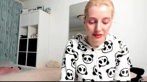 Snapshot of kenziedawton chatting on March 9, 2025, 7:12 am Kenzie online show from March 9, 2025, 7:12 am