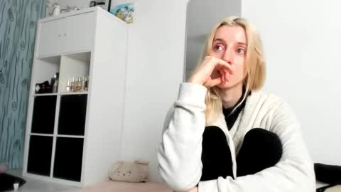 Snapshot of kenziedawton chatting on September 21, 2025, 1:35 pm Kenzie online show from September 21, 2025, 1:35 pm