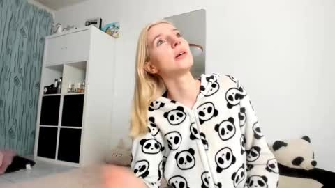 Snapshot of kenziedawton chatting on October 8, 2025, 5:49 am Kenzie online show from October 8, 2025, 5:49 am