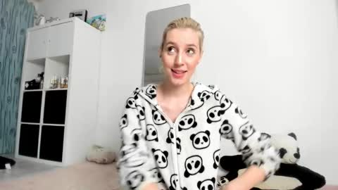 Snapshot of kenziedawton chatting on October 18, 2025, 3:42 am Kenzie online show from October 18, 2025, 3:42 am