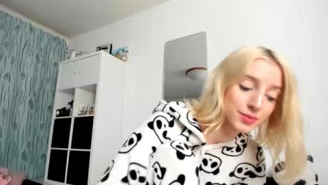 Snapshot of kenziedawton chatting on October 19, 2025, 3:18 am Kenzie online show from October 19, 2025, 3:18 am