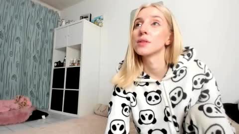 Snapshot of kenziedawton chatting on October 26, 2025, 1:50 pm Kenzie online show from October 26, 2025, 1:50 pm