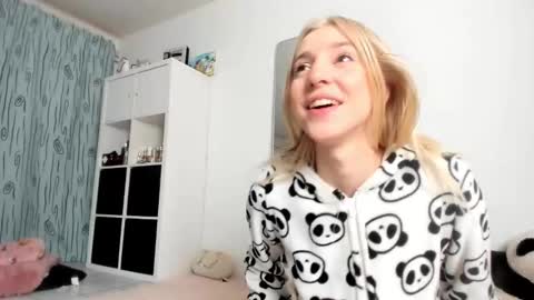 Snapshot of kenziedawton chatting on October 27, 2025, 4:27 am Kenzie online show from October 27, 2025, 4:27 am