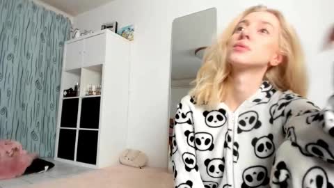 Snapshot of kenziedawton chatting on November 2, 2025, 4:37 am Kenzie online show from November 2, 2025, 4:37 am