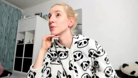 Snapshot of kenziedawton chatting on November 9, 2025, 4:22 am Kenzie online show from November 9, 2025, 4:22 am