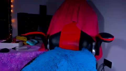 Kerlysmith24 online show from December 18, 2024, 8:47 pm