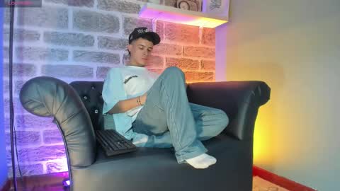 Snapshot of kevinn_blue chatting on October 30, 2025, 10:10 pm Sexy Hot Kevin online show from October 30, 2025, 10:10 pm