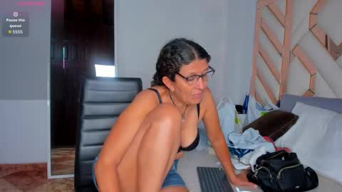 Keila Milf online show from December 17, 2025, 3:01 am