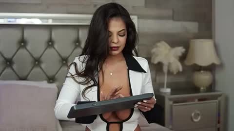 keylaconner online show from February 1, 2025, 3:19 am