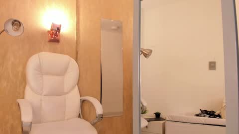 Khloe online show from February 12, 2025, 3:49 pm