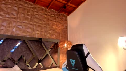 kiara_velvet__ online show from April 6, 2026, 5:19 am