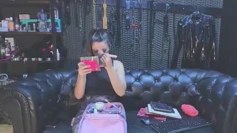  KIMBERLY SWAN  online show from January 21, 2025, 10:08 pm