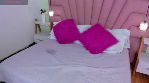 kimluna1 online show from April 24, 2026, 3:42 am